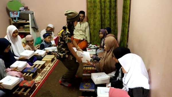 Ola Berbagi Makanan Dengan Anak - Anak Pengajian di Kampung Muara Desa Kopo Kecamatan Cisarua